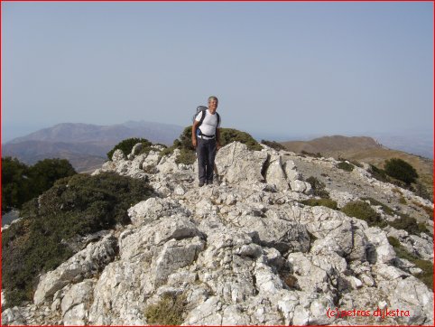 The white top above Amiras is reached