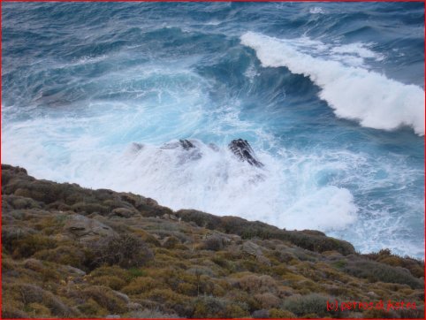 Das raue Meer in der Bucht Richtis