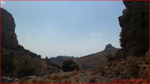 Een brede kloof boven Pefki